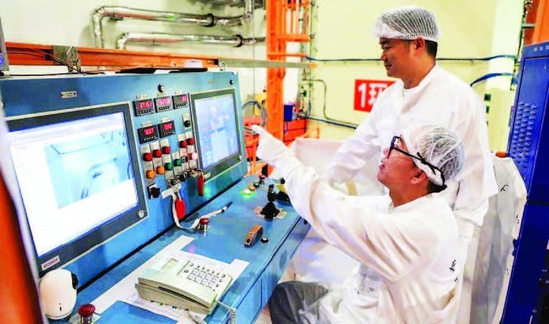 工程师们正在中国广东省的一座核电站进行操作。（图片来源：新华社）