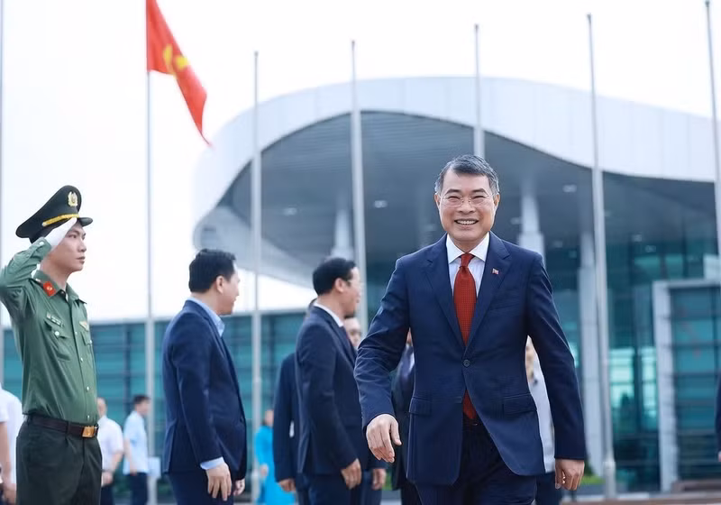 黎明兴总理启程前往菲律宾参加第48届东盟峰会。