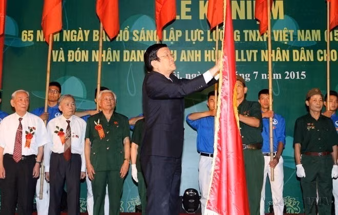 在纪念胡志明主席创立越南青年冲锋队65周年（1950年7月15日—2015年7月15日）庆典上，越南国家主席张晋创向第36号青年冲锋队授予“人民武装力量英雄”称号。