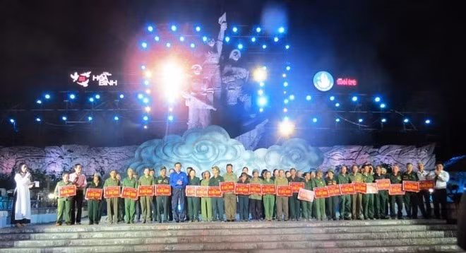 在题为“长山路——和平之路” 的“越南青年——和平故事”节目中，组委会向长山部队老一代青年冲锋队员赠送60本储蓄簿。