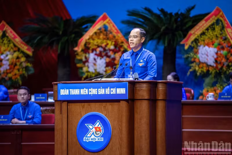 胡志明共青团河内团市委书记阮进兴在会上发言。