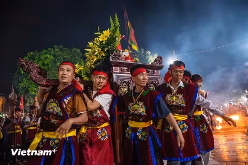 如果说许多传统节庆中，“水”象征神圣，那么祥漂祠节庆中的神圣象征则是“火”。迎圣队伍中的火炬长龙宛如一条火龙穿越村庄。