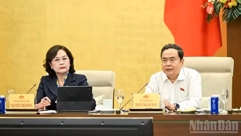 国会主席陈青敏与国会副主席阮氏红出席会议。