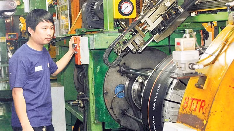 锦湖轮胎越南工厂（位于胡志明市美福三号工业区）的汽车轮胎生产。