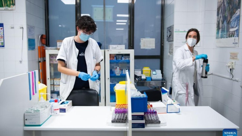 西班牙马德里一家诊所的医务人员正在工作。（图片来源：新华社）