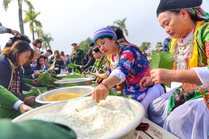 附图：这一年度活动是展现团结互助、相亲相爱精神，携手延续和弘扬相互帮助传统美德。（图片来源：越通社）
