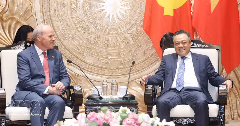 越共中央政治局委员、中央书记处书记、中央检查委员会主任陈士青会见加拿大驻越南大使吉姆·尼克尔.