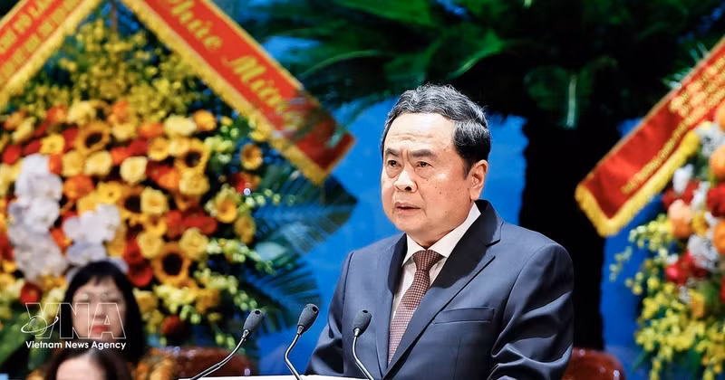 越南国会主席陈青敏在会上发表讲话。