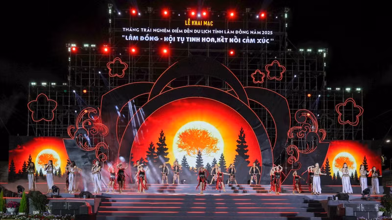 “2025年林同省旅游目的地体验月”开幕式的艺术节目。（图片来源：林同省报）