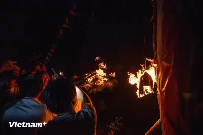 节庆至今仍完整保留多项传统仪式，其中最独特的便是“夜间迎圣”。在仪式开始前，各村社都会提前准备干柴和竹篱，制作“龙火炬”及用于照明的巨型“庭燎”。