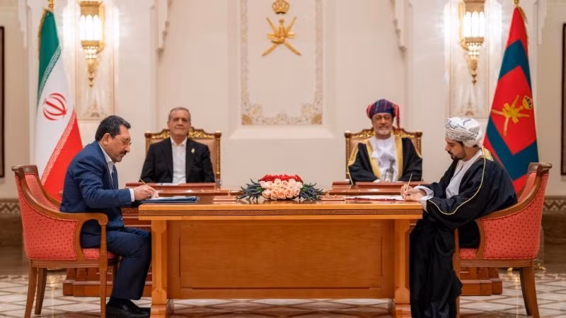 2025年5月27日，阿曼苏丹海赛姆·本·塔里克·阿勒赛义德（右，后排）和伊朗总统马苏德·佩泽什基安（左，后排）在阿曼首都马斯喀特出席签字仪式。（来源：新华社）