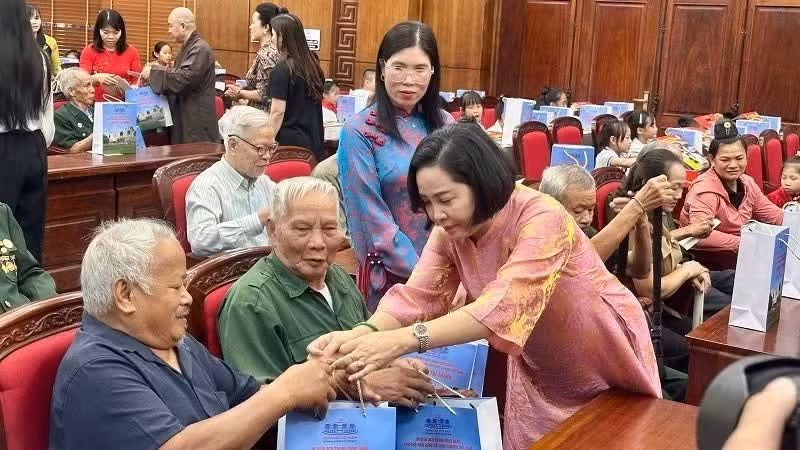 越南国会副主席阮氏清向奠边省优抚对象赠送慰问品。