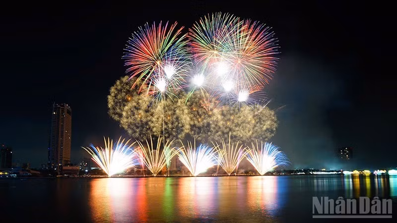 越南的Z121 Vina Pyrotech队的烟花表演。