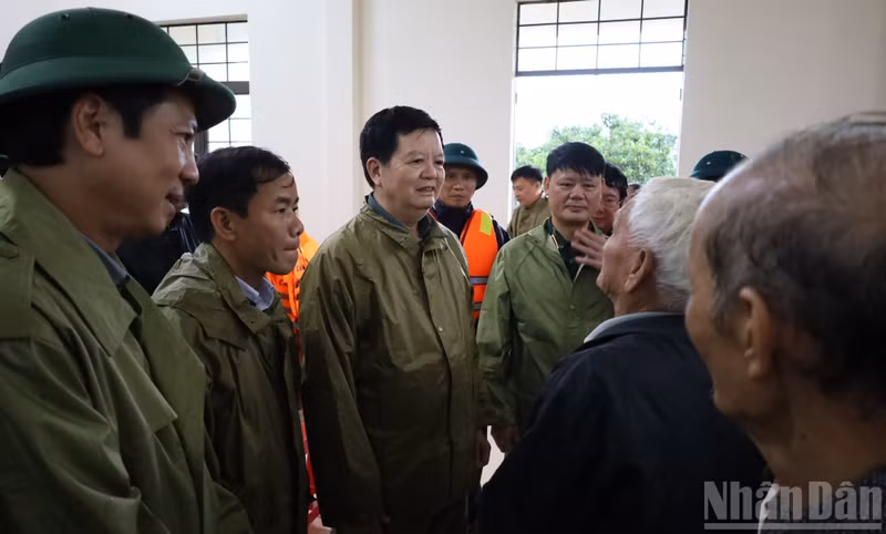 越南副总理梅文正亲切探望了在延生乡盖亚村社区学习中心避难的洪灾人民。