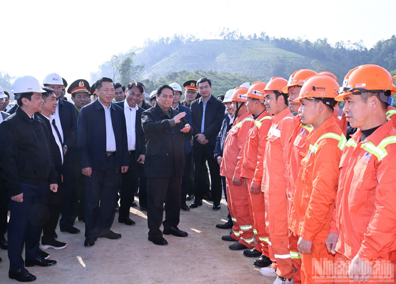 范明正总理视察谅山省友谊口岸—芝陵高速公路项目。