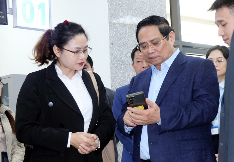 范明正总理实地考察广宁省公共行政服务中心。（图片来源：越通社）