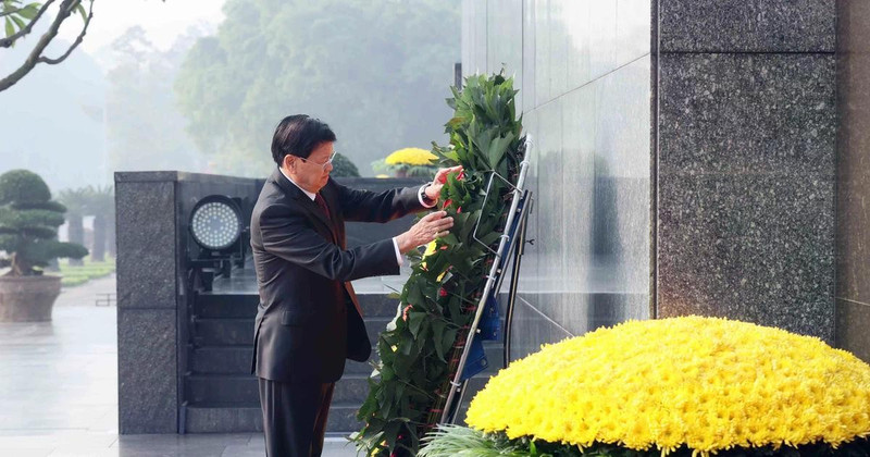 老挝人民革命党中央委员会总书记、国家主席通伦·西苏里瞻仰胡志明主席陵。（图片来源：越通社）