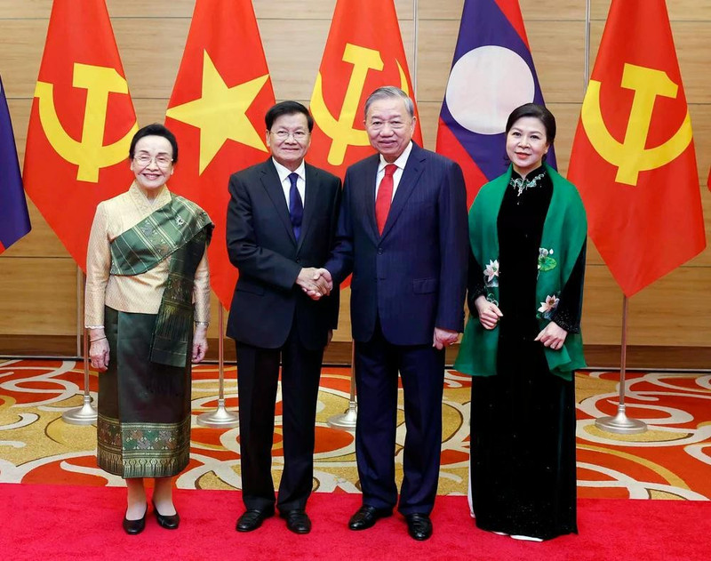 越共中央总书记苏林及夫人与老挝人民革命党中央总书记、国家主席通伦·西苏里及夫人。