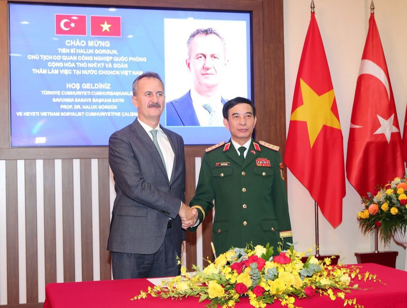 越南国防部长潘文江大将与土耳其国防工业局局长哈卢克·戈尔贡。（图片来源：越通社）