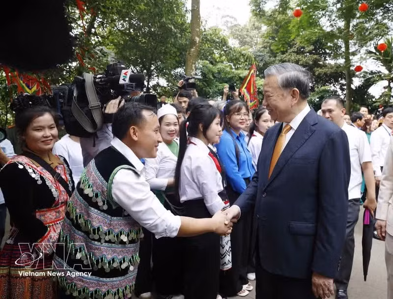越共中央总书记、国家主席苏林与各界人民群众在国家特殊历史遗迹区雄王庙。（图片来源：越通社）