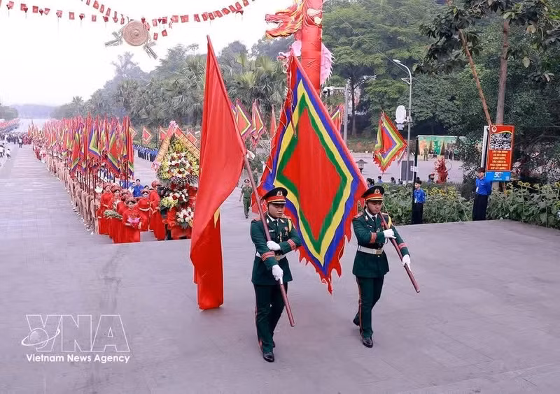 仪仗队启程登上义岭山——历代雄王的供奉祭祀之地。（图片来源：越通社）