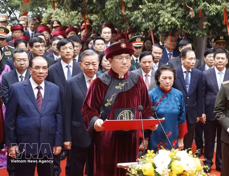 富寿省人民委员会主席陈尹东宣读祭文，缅怀先祖，感恩历代雄王的功德。（图片来源：越通社）
