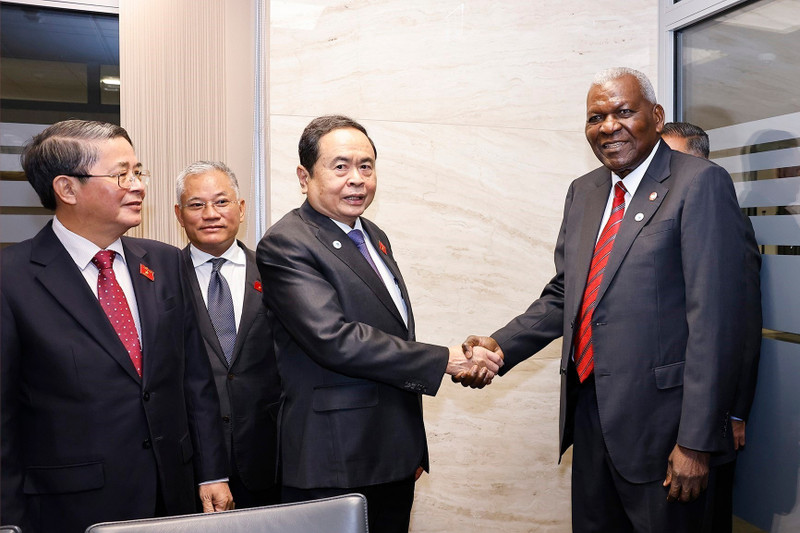 越南国会主席陈青敏会见古巴人民政权全国代表大会主席埃斯特万·拉索·埃尔南德斯。