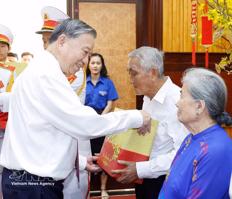 苏林总书记向优抚家庭和革命有功者赠送礼物。