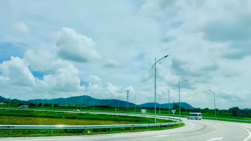 推进交通基础设施现代化，满足新的发展要求。