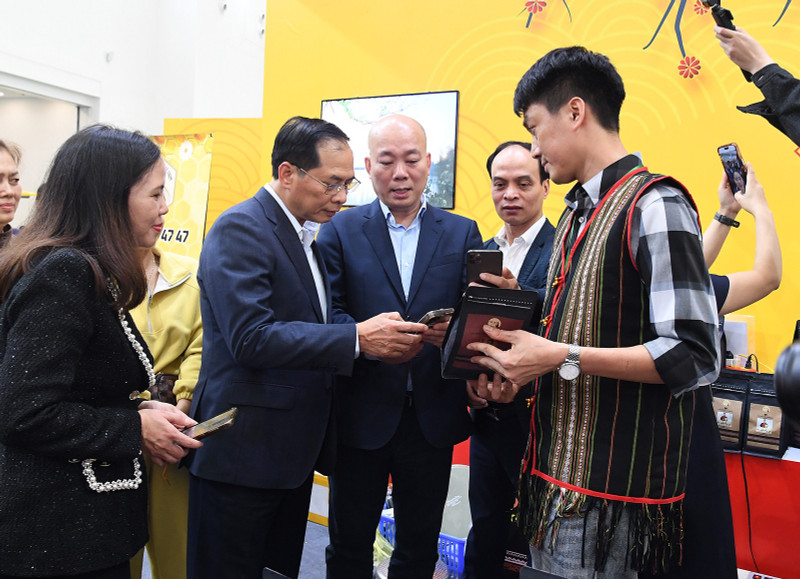 裴青山副总理参观2026年春季展销会。