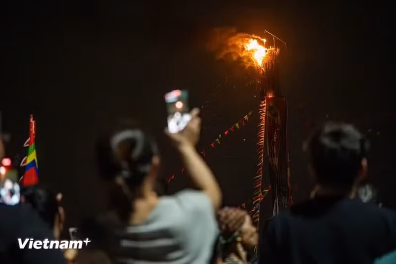 火炬通常可持续燃烧约3小时，正好足够照亮迎圣队伍返回主祠堂的全过程。 夜色中，4支高如三四层楼的巨型竹火炬同时燃烧，将整个天空映得通明，为从吴山庙返回村亭的圣驾队伍照亮道路。