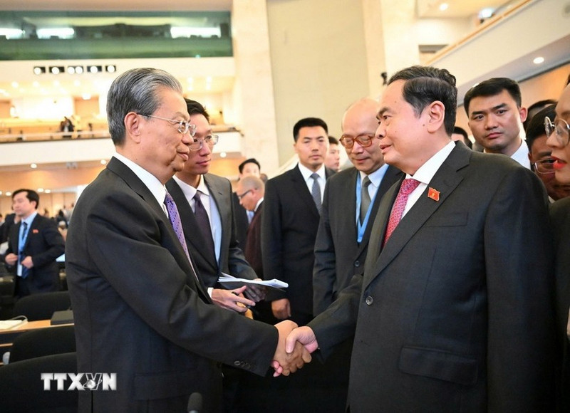 越南国会主席陈青敏会见中国全国人大常委会委员长赵乐际。（图片来源：越通社）