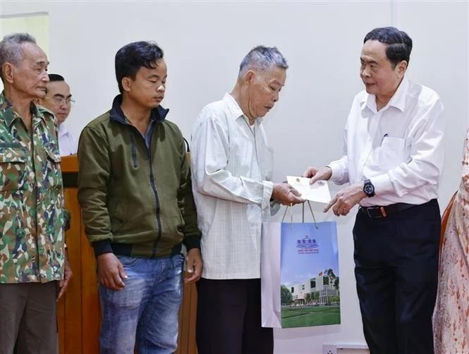 国会主席陈青敏向同塔省优抚家庭和贫困户赠送慰问品。（图片来源：越通社）