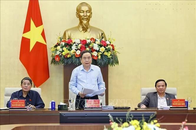 越南国会党组书记、国会主席陈清敏主持人事工作会议。