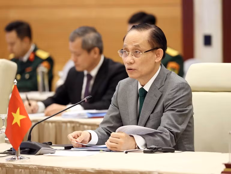 越南外交部部长黎怀忠在会上发表讲话。