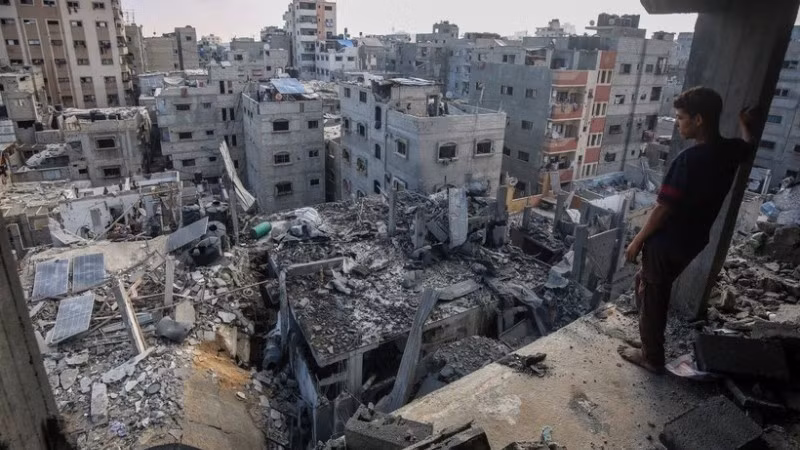 2025年7月4日，以色列空袭加沙城西部的沙提难民营后，巴勒斯坦人的家园被毁。（图片来源：THX/TTXVN）