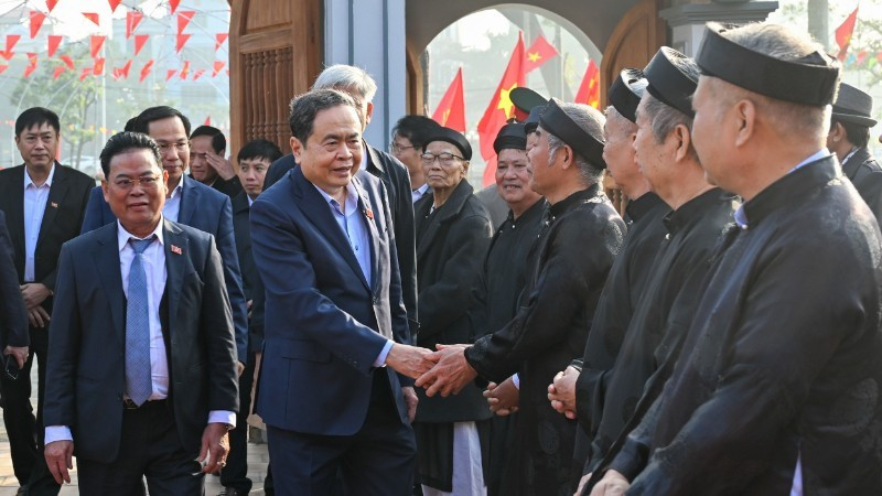 1月27日上午，越南国会主席陈青敏前往位于河内市应天乡的纪念区，向国会常务委员会主任裴鹏抟进香缅怀。