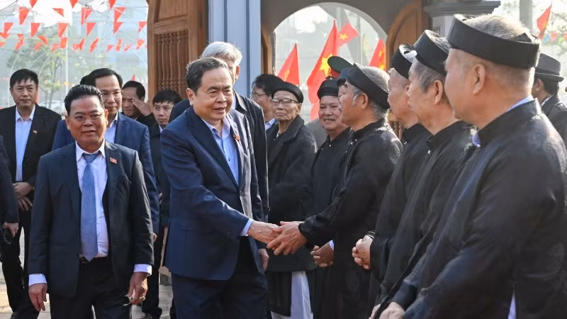1月27日上午，越南国会主席陈青敏前往位于河内市应天乡的纪念区，向国会常务委员会主任裴鹏抟进香缅怀。