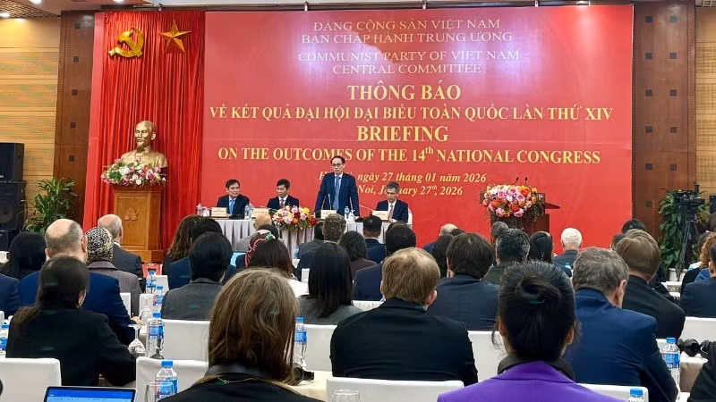 越共中央政治局委员、外交部长黎怀忠在会议上通报越共十四大取得的成果。（图片来源：越通社）