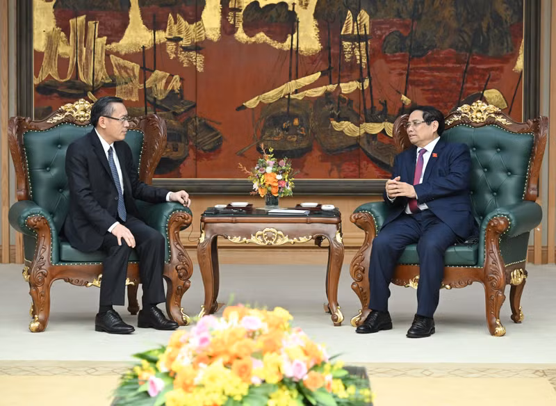 越南政府总理范明正会见老挝劳动与社会福利部部长坡赛·赛雅颂。