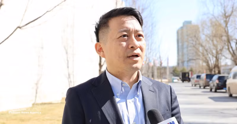 中国中央民族大学新闻与传播学院副院长曲强教授在北京接受越通社记者采访。