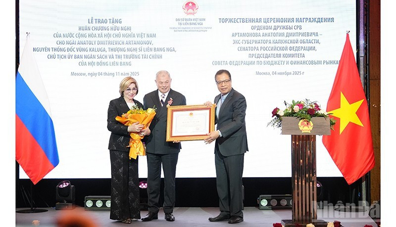 越南驻俄罗斯大使邓明魁向俄罗斯联邦委员会预算与金融市场委员会主席、卡卢加州前州长长阿纳托利·阿尔塔莫诺夫授予友谊勋章。（春兴 摄）