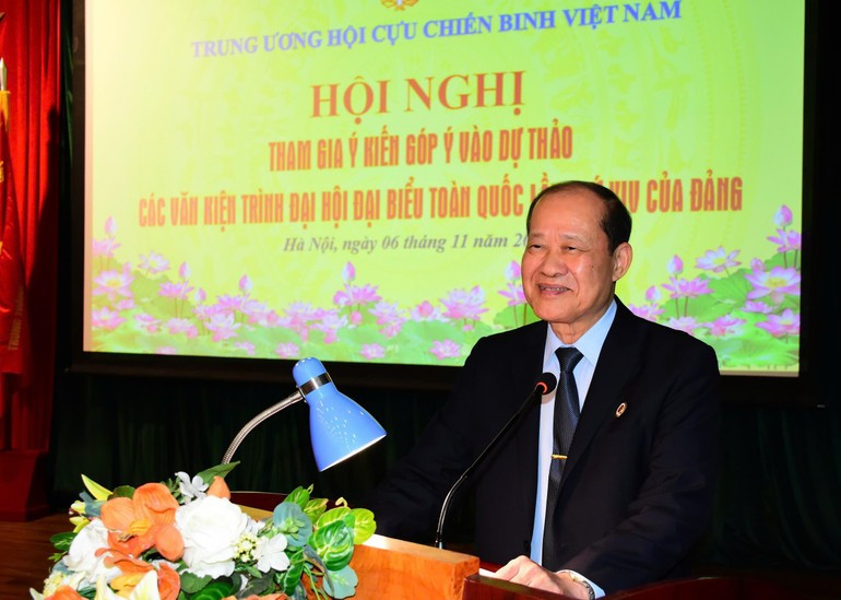 越南老兵协会主席毕春长上将在会上发表讲话。