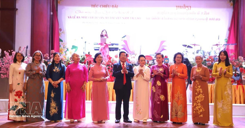 老挝越南奥黛遗产俱乐部委员会正式亮相。