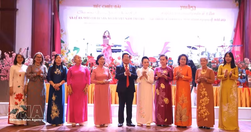 老挝越南奥黛遗产俱乐部委员会正式亮相。