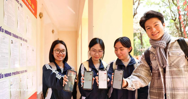 1800余名河内国民经济大学学生选民已准备好迎接这一重要日子，并在VNeID应用上“晒出”自己的投票地点。（图片来源：越通社）