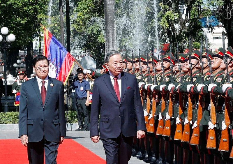 通伦·西苏里同志与苏林同志检阅仪仗队。