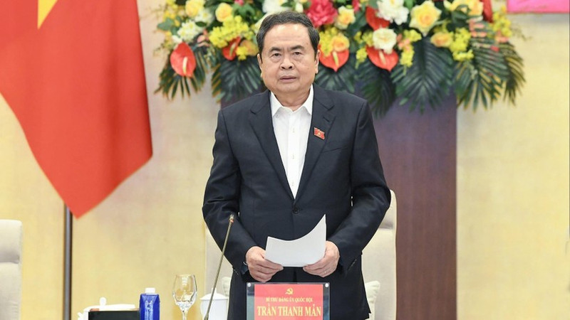 国会主席陈青敏在会上发表讲话。