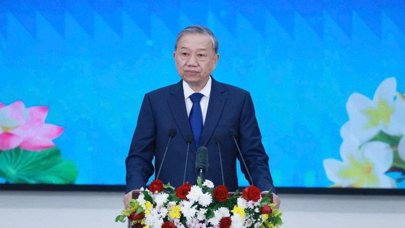 越共中央总书记苏林在老挝国家政治行政学院发表施政演讲。