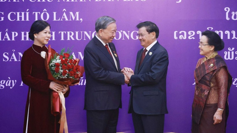 越共中央总书记苏林荣获老挝国家金质勋章。（图片来源：越通社）